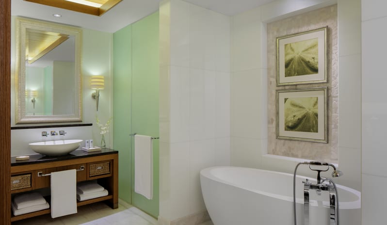 middle-east-holidays-abu-dhabi-st-regis-saadiyat-island-resort-hotel-St-regis-suite-bathroom
